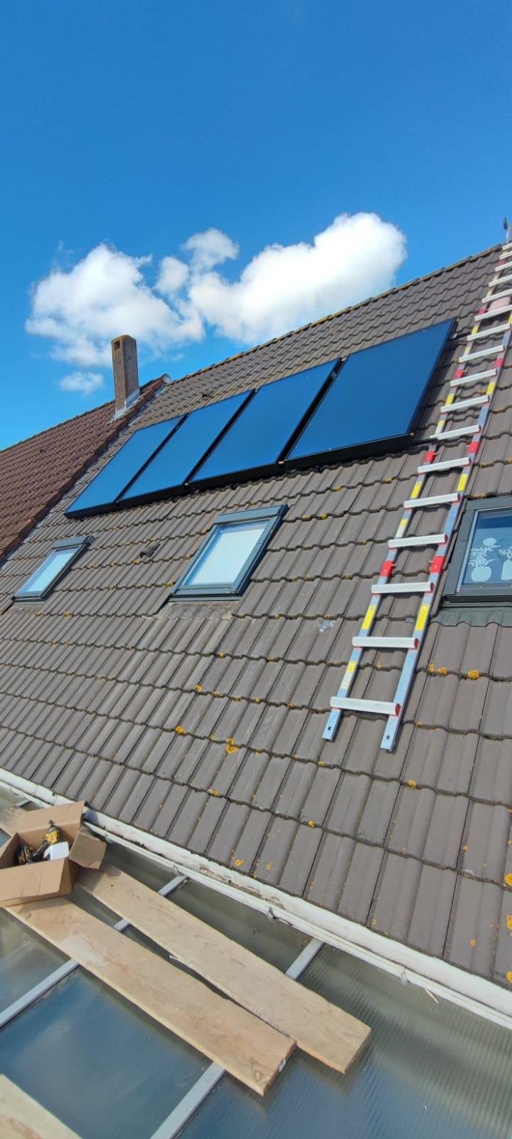 Installation de panneaux solaires thermiques en toiture